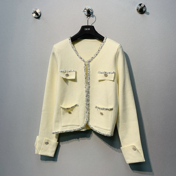 Chanel 26 Cardigan Boutonné Élégant Perlé Blanc en Laine 800687