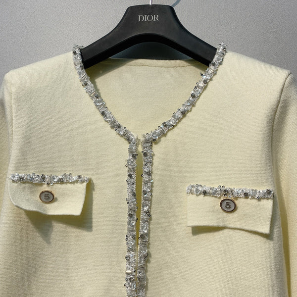 Chanel 26 Cardigan Boutonné Élégant Perlé Blanc en Laine 800687