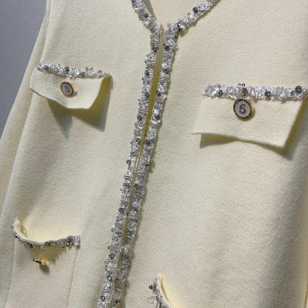 Chanel 26 Cardigan Boutonné Élégant Perlé Blanc en Laine 800687