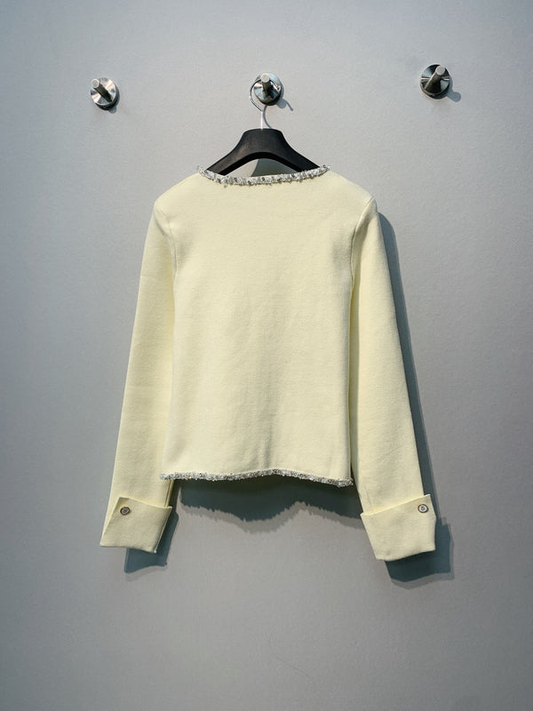 Chanel 26 Cardigan Boutonné Élégant Perlé Blanc en Laine 800687