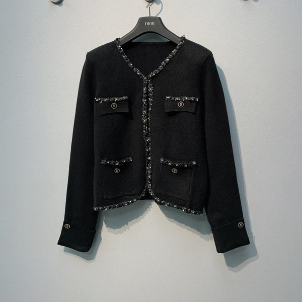 Chanel 26 Cardigan Boutonné Élégant Perlé Noir en Laine 800686