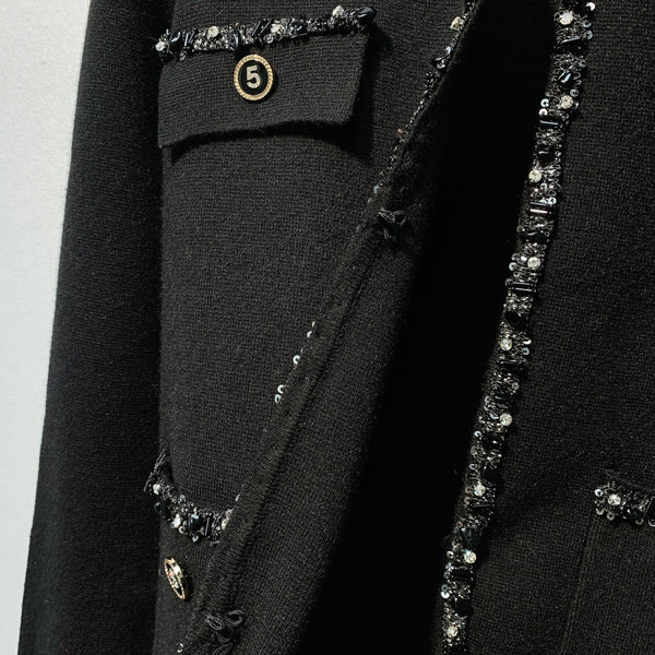 Chanel 26 Cardigan Boutonné Élégant Perlé Noir en Laine 800686
