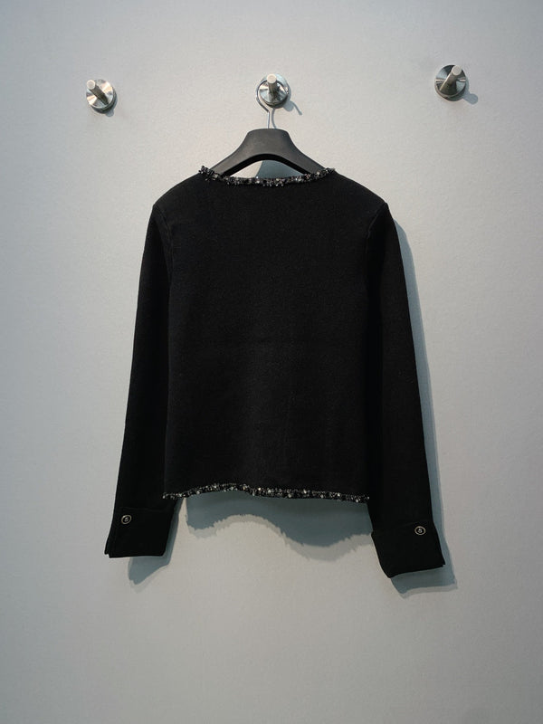 Chanel 26 Cardigan Boutonné Élégant Perlé Noir en Laine 800686