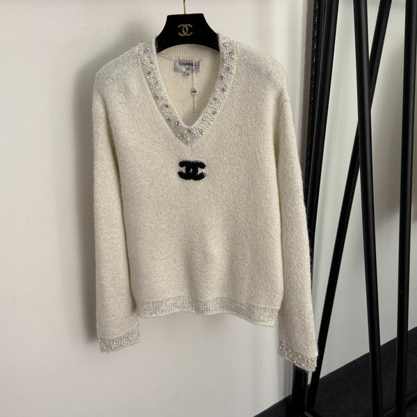 Chandail en tricot de laine blanc à col en V et manches longues, orné de strass Chanel