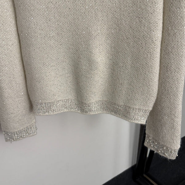 Chandail en tricot de laine blanc à col en V et manches longues, orné de strass Chanel