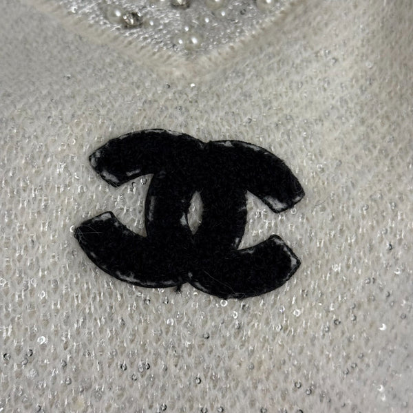 Chandail en tricot de laine blanc à col en V et manches longues, orné de strass Chanel