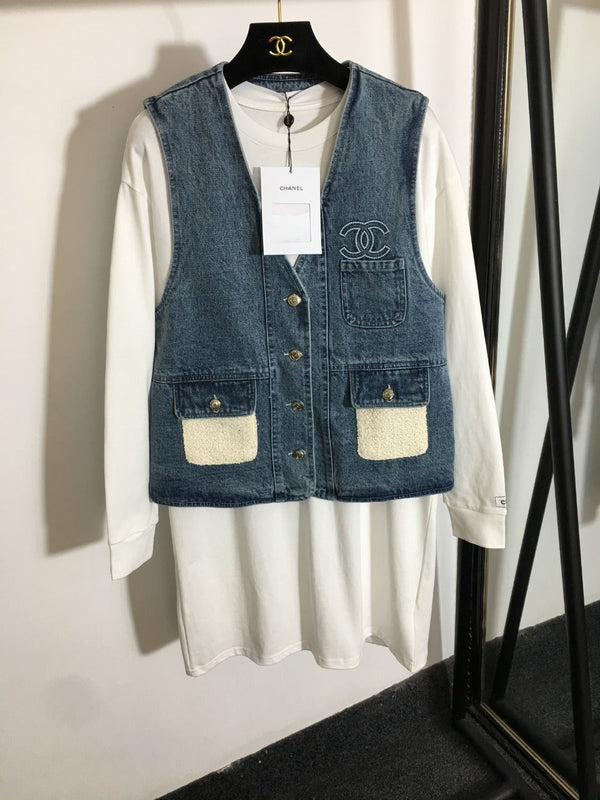 Gilet Chanel-style en jean + robe à manches longues