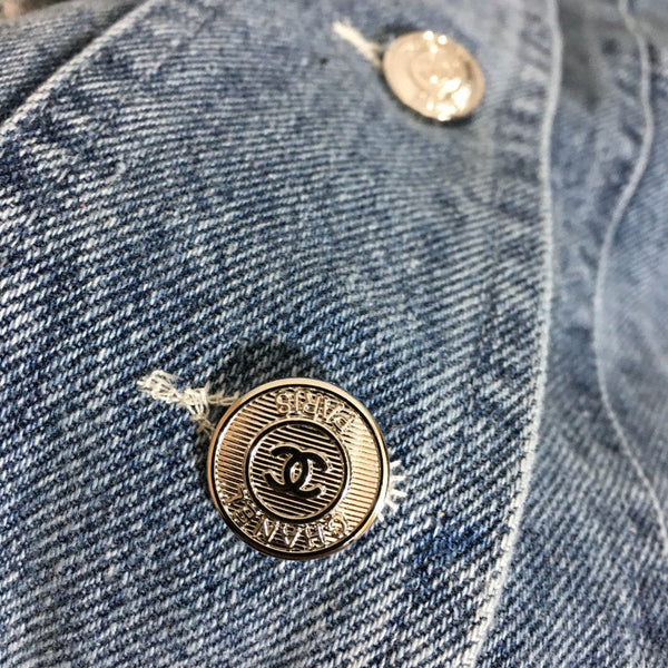 Gilet Chanel-style en jean + robe à manches longues