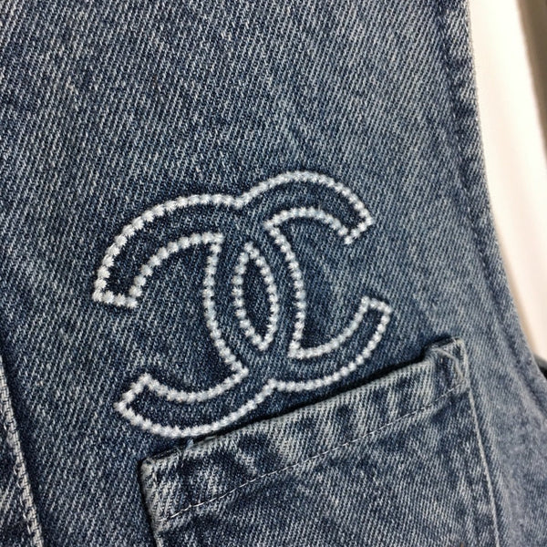 Gilet Chanel-style en jean + robe à manches longues