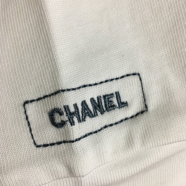 Gilet Chanel-style en jean + robe à manches longues