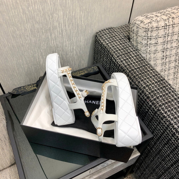 Sandales à plateforme et chaîne Chanel 26 blanches en cuir d'agneau 602506