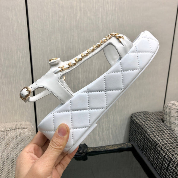 Sandales à plateforme et chaîne Chanel 26 blanches en cuir d'agneau 602506
