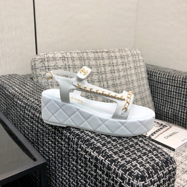 Sandales à plateforme et chaîne Chanel 26 blanches en cuir d'agneau 602506