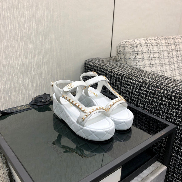 Sandales à plateforme et chaîne Chanel 26 blanches en cuir d'agneau 602506