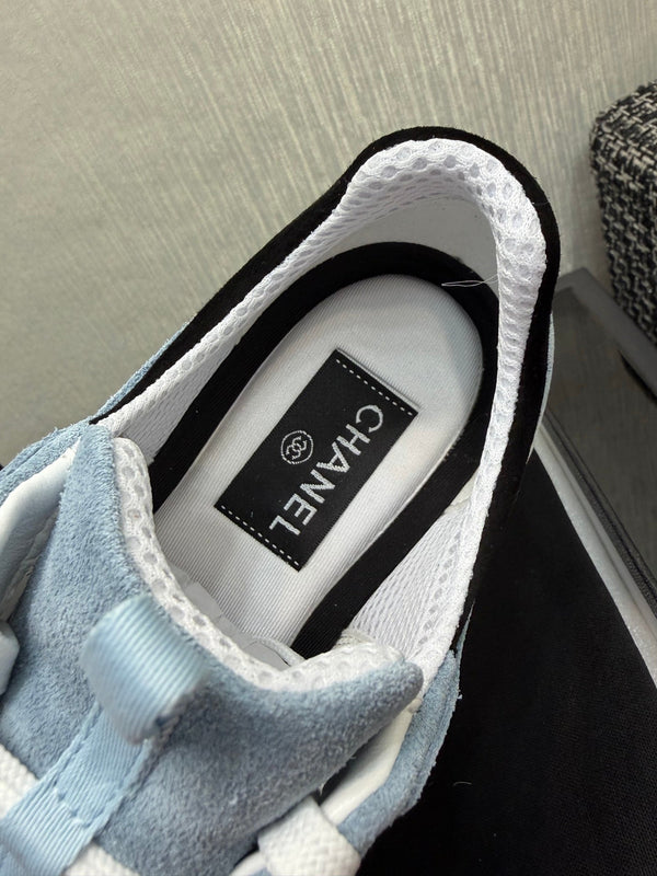 Chanel 26 Baskets Basses Matelassées Classiques Bleues en Cuir d'Agneau 602473