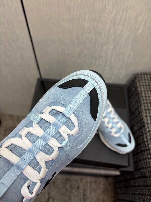 Chanel 26 Baskets Basses Matelassées Classiques Bleues en Cuir d'Agneau 602473