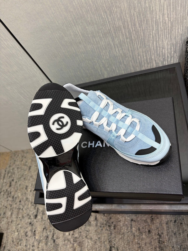 Chanel 26 Baskets Basses Matelassées Classiques Bleues en Cuir d'Agneau 602473