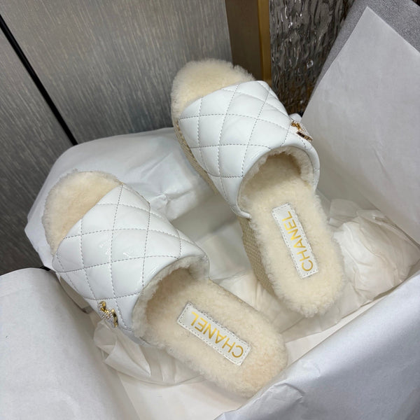 Pantoufles compensées Chane 26 Blanc beige en cuir verni avec laine 602466