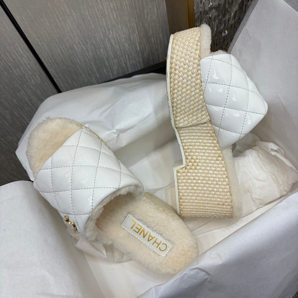Pantoufles compensées Chane 26 Blanc beige en cuir verni avec laine 602466