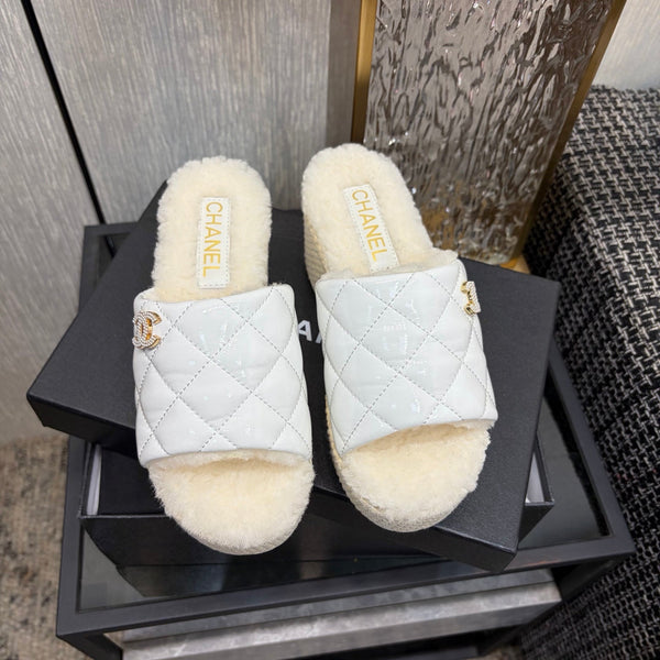 Pantoufles compensées Chane 26 Blanc beige en cuir verni avec laine 602466