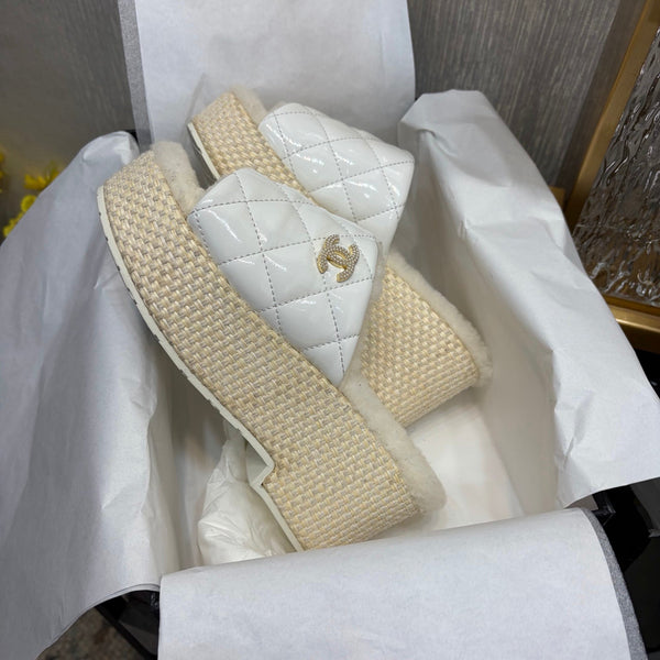 Pantoufles compensées Chane 26 Blanc beige en cuir verni avec laine 602466