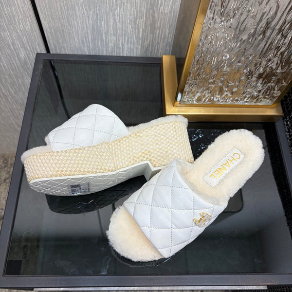 Pantoufles compensées Chane 26 Blanc beige en cuir verni avec laine 602466