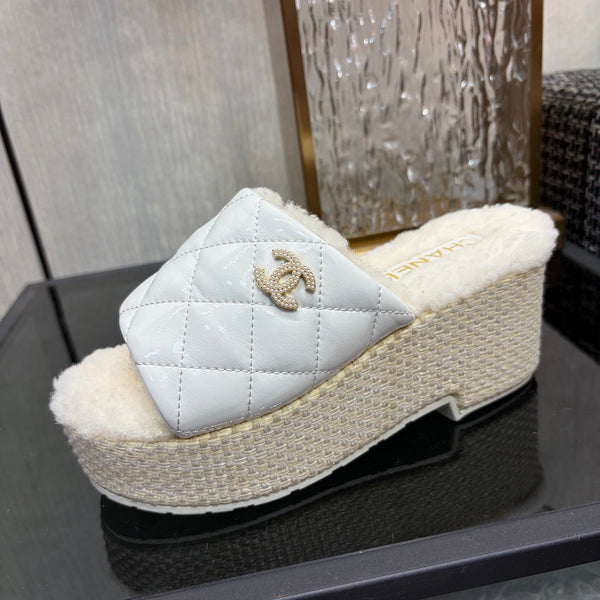 Pantoufles compensées Chane 26 Blanc beige en cuir verni avec laine 602466