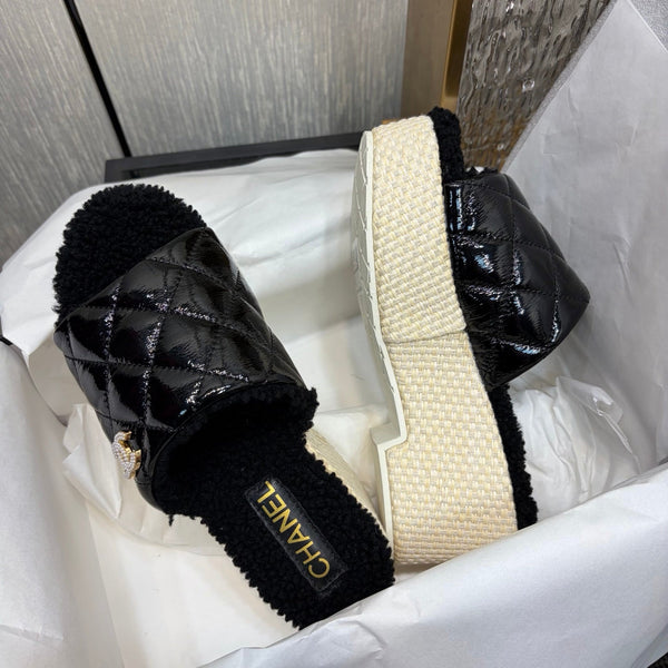 Mules compensées Chane 26 noires en cuir verni avec laine 602465