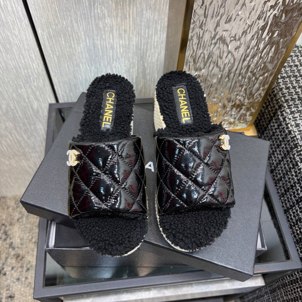 Mules compensées Chane 26 noires en cuir verni avec laine 602465