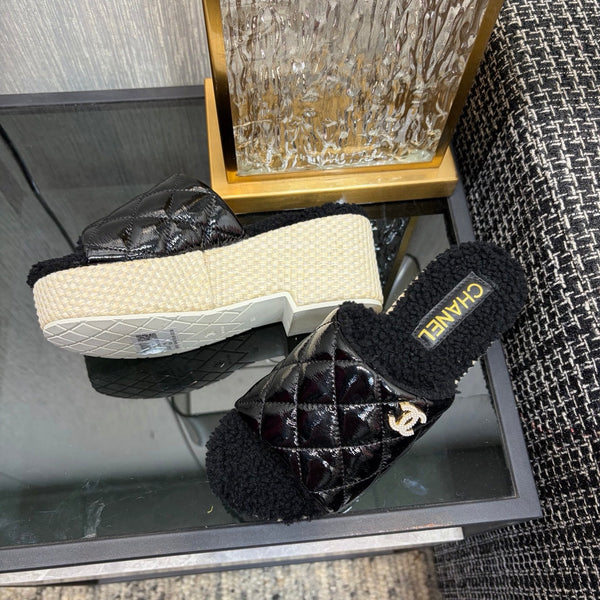 Mules compensées Chane 26 noires en cuir verni avec laine 602465