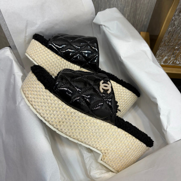 Mules compensées Chane 26 noires en cuir verni avec laine 602465