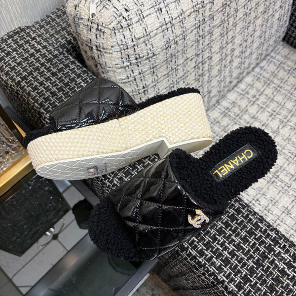 Mules compensées Chane 26 noires en cuir verni avec laine 602465