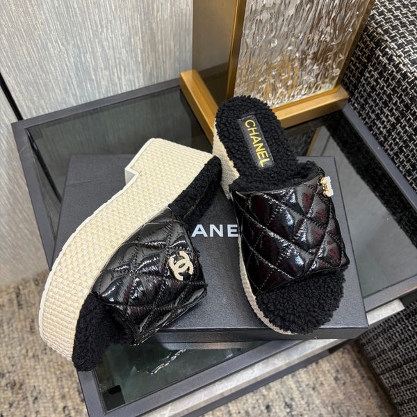 Mules compensées Chane 26 noires en cuir verni avec laine 602465