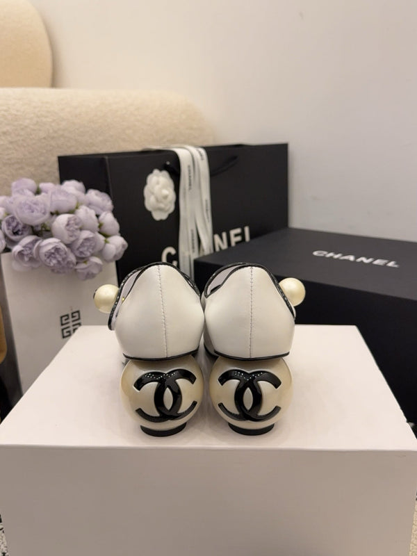 CC Pearl Heel with Rhinstone Clasp Mary Janes White Cowhide 602356