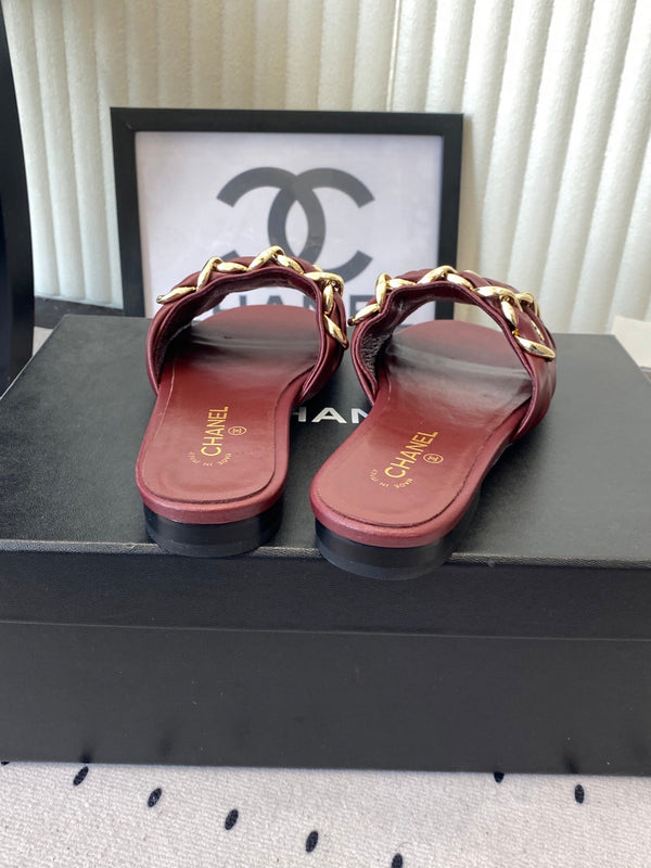 Mules en agneau matelassé bordeaux à chaîne Printemps Précoce Chanel Réf. A611718
