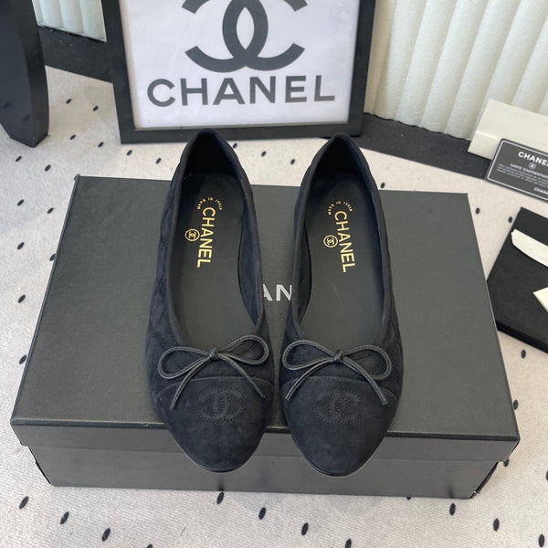 Ballerines plates CC noires en suède 611695