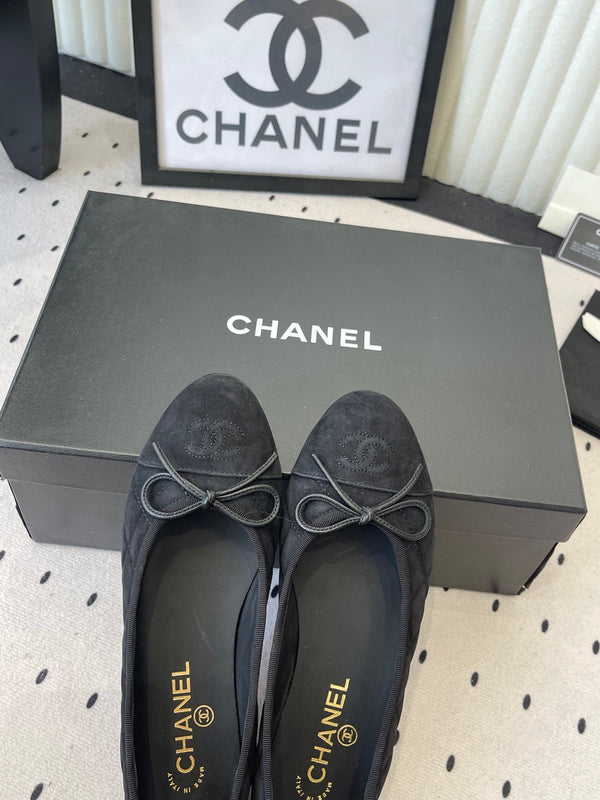 Ballerines plates CC noires en suède 611695
