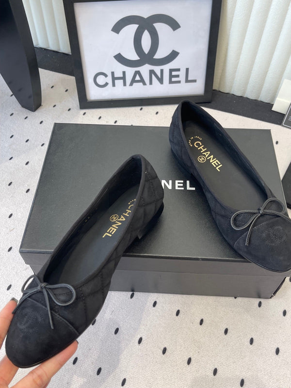 Ballerines plates CC noires en suède 611695