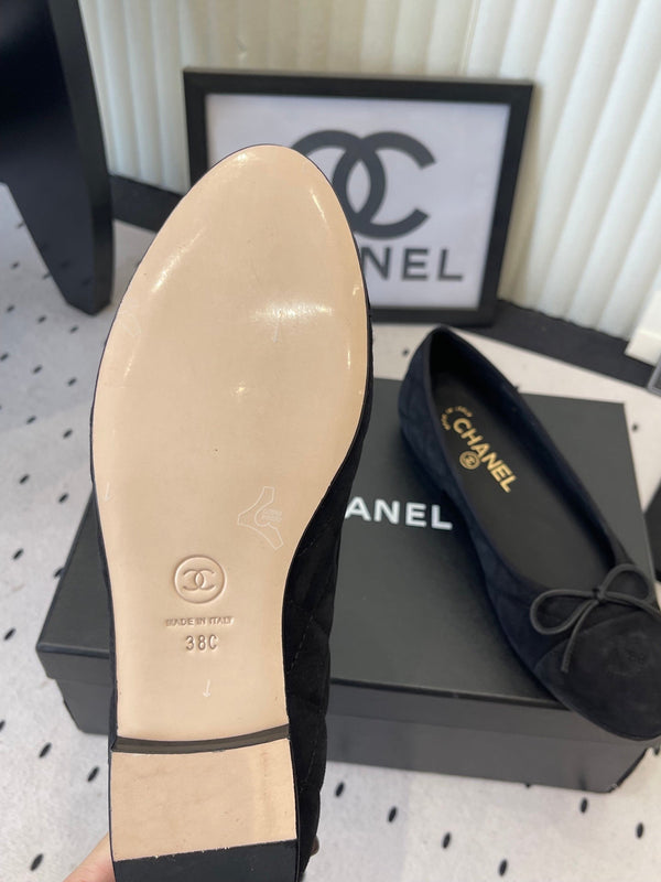 Ballerines plates CC noires en suède 611695