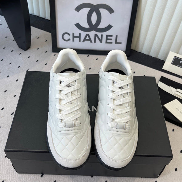 Chaussures de baseball Chanel Coco blanches en cuir de vachette 611674