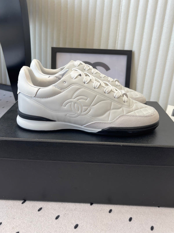 Chaussures de baseball Chanel Coco blanches en cuir de vachette 611674