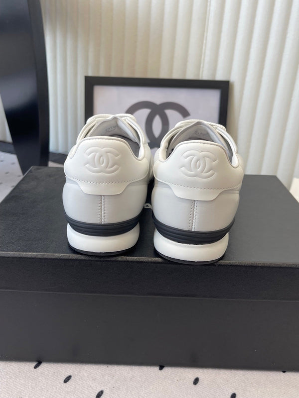 Chaussures de baseball Chanel Coco blanches en cuir de vachette 611674