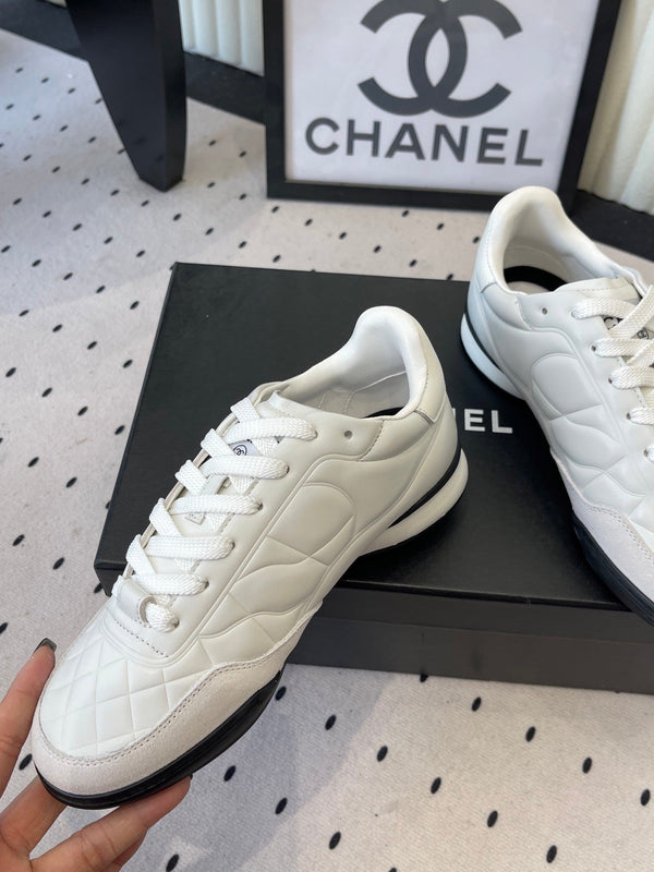Chaussures de baseball Chanel Coco blanches en cuir de vachette 611674