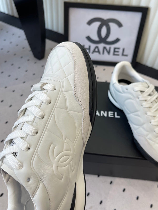 Chaussures de baseball Chanel Coco blanches en cuir de vachette 611674