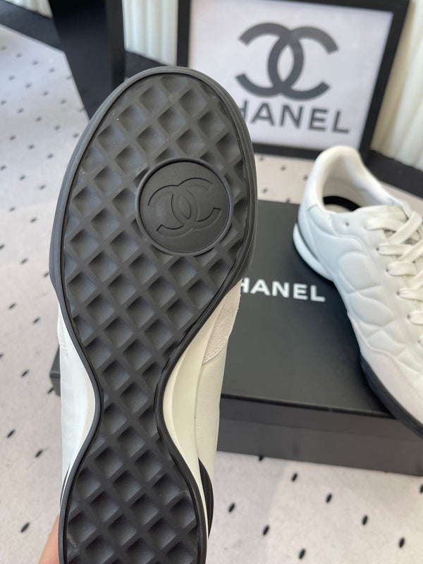Chaussures de baseball Chanel Coco blanches en cuir de vachette 611674