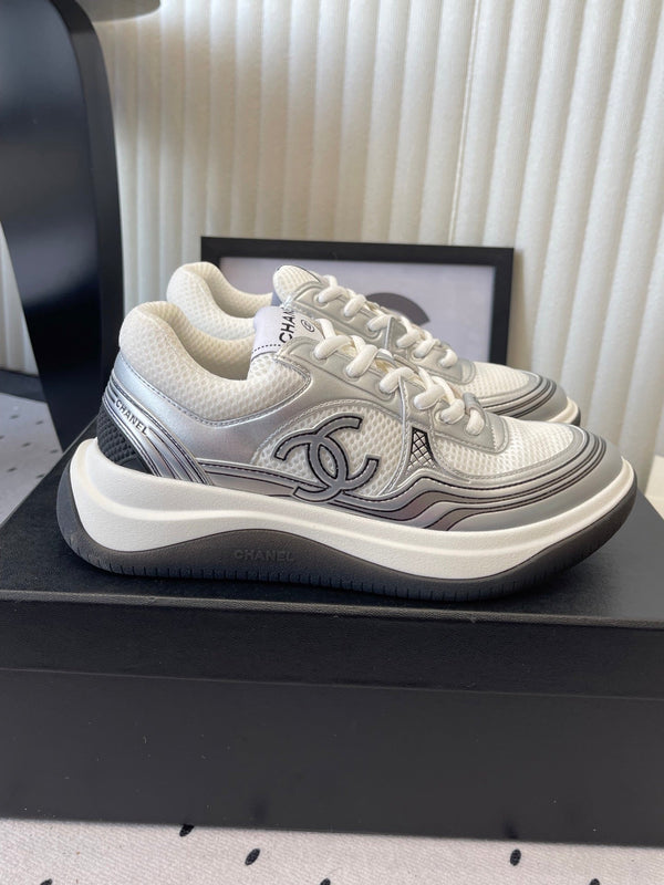 CC Sneaker Blanc Argent Métallisé en Cuir de Vachette 611669