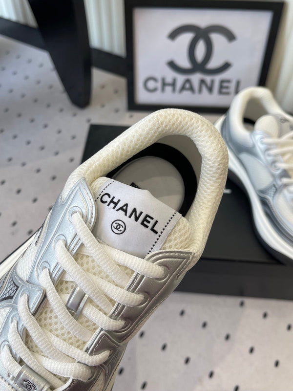 CC Sneaker Blanc Argent Métallisé en Cuir de Vachette 611669