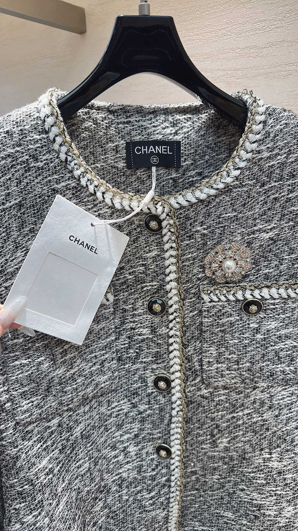 VESTE CLASSIQUE ÉLÉGANTE GRIS EN TWEED CHANEL