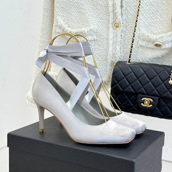 Chanel 26C Ballerines à Talons Hauts Gris Clair en Soie 616005