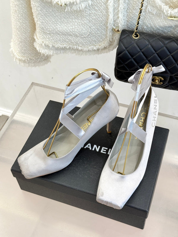 Chanel 26C Ballerines à Talons Hauts Gris Clair en Soie 616005